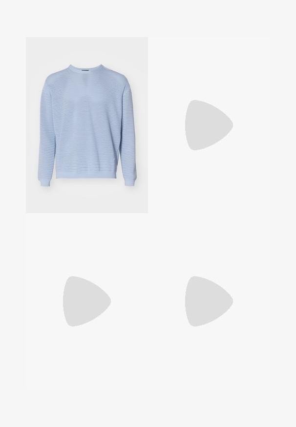 Šviesiai mėlyna megzta palaidinė su tekstūruotu dizainu, apvaliu iškirpimu ir ilgomis rankovėmis su raukiniais ant rankovių ir apatinio krašto.; Balta medvilninė marškinėlių su apvaliu iškirpimu, trumpomis rankovėmis ir mažuoju juodu "W.W." logotipu kairėje krūtinės pusėje. Lygi tekstūra, įprastas kirpimas.; Juodi džinsai su tiesiomis kojomis, dekoruoti auksiniais elementais ir matomomis siūlėmis priekyje ir gale.; Bežiniai zomšiniai batai su raištelių užsegimu, siuvinėjimo detalėmis ir guminiais padais. Forma yra kasdieniška su nedideliu pakulniu.