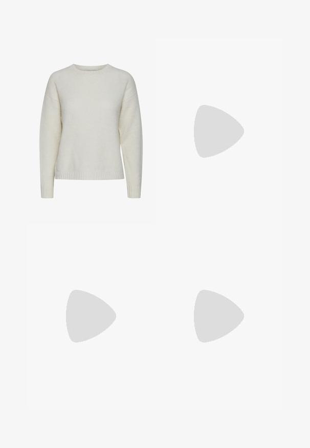 Sweter w kolorze kremowym, wykonany z miękkiej, teksturowanej tkaniny. Posiada okrągły dekolt, opadające ramiona i ściągacz u dołu.; Bershka WIDE czarny; Bershka - Sandały na obcasie; Czarna torebka z lakierowanej skóry o zaokrąglonym kształcie, z jednym paskiem na ramię, przednimi kieszeniami i akcentami w kolorze srebrnym.