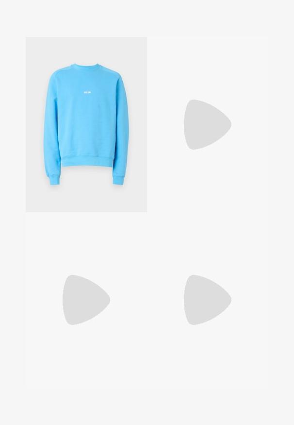 Sudadera ligera de color azul hecha de una mezcla de algodón. Presenta un cuello redondo, mangas largas, puños acanalados y un logo impreso en blanco en el pecho.; Camiseta de algodón negra con cuello redondo, mangas cortas y un corte relajado. Diseño simple, textura suave y sin patrones o logotipos visibles.; Pantalones negros con plisados de tejido texturizado, con un diseño de pierna recta y cinturilla estándar. Sin bolsillos visibles ni herrajes.; Zapatillas bajas blancas con parte superior de cuero texturizado, suela de crema estriada y acento de talón en color tostado. Presentan cordones blancos y detalle del logotipo en el talón.