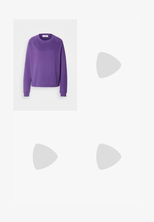 Marc O'Polo DENIM RAGLAN SLEEVES - Melegítőfelső - active purple; Fekete, bő szárú nadrág krém színű virágmintával. Könnyű anyagból készült, sima tapintású és magas derékrésszel rendelkezik.; Fekete sportcipő strukturált hálós felsőrésszel, rézszínű középtalppal, párnázott talppal és biztonságos illeszkedést biztosító fűzővel.; Fekete kézi táska strukturált formával, sima textúrával és fémből készült záródással. Széles fekete nadrággal és nyitott orrú szandállal párosítva, fából készült padlón.