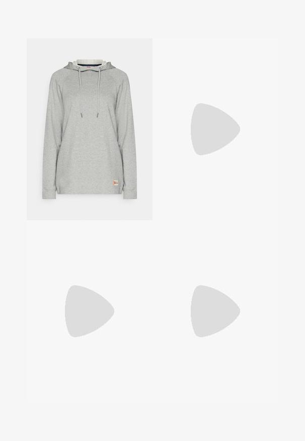 Sivi dukserica s kapuljačom, dugim raglan rukavima, pertlom na dekolteu, rebrastim manžetama i logom pri donjem rubu.; Majica kratkih rukava za sport, tamno siva s perforiranim uzorkom. Ima bijeli logo i kontrastne bočne pruge. Zaobljeni izrez.; Crne atletske kratke hlače s elastičnim pojasom, s teksturiranim pojasom, bočnim prugama i bijelim Adidas logotipom na donjem rubu.; Crne atletske cipele s teksturiranim mrežastim gornjim dijelom, reflektirajućim detaljima, ublaženim potplatom i aerodinamičnim dizajnom. Sadrži logo s tri pruge.