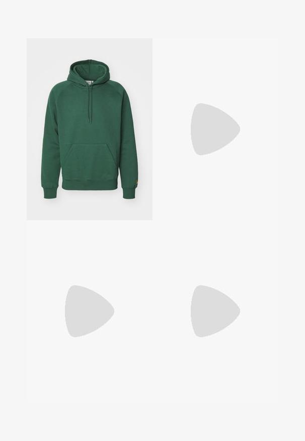 Carhartt WIP HOODED CHASE - Športni pulover - sycamore tree/gold; Bela bomba majica s kratkimi rokavi, ki vsebuje majhen grafični motiv kave v roza in črni barvi na levem prsnem delu.; Bela bombažna cargo hlače z udobnim krojem. Značilnosti vključujejo sprednje žepe, zlato poudarjeno kovinsko opremo in ojačane kolenske dele.; Mornarsko modre suede teniske z rumenimi črtami, belimi vezalkami in burgundskimi poudarki. Teksturna podplat z utori za oprijem. Logotip blagovne znamke na strani.