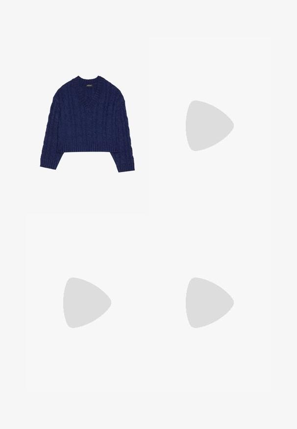 Maglione corto blu navy con scollatura a V, caratterizzato da un motivo a treccia testurizzato e polsini e orlo a costine. Realizzato in tessuto lavorato a maglia.; Shorts in denim bianco con orlo arrotolato, due tasche sul retro e una texture liscia. Design semplice senza hardware o motivi visibili.; Sandal con tacco trasparente e parte superiore trasparente, plantare beige e una sottile cinghia alla caviglia. Presenta una punta appuntita e un tacco alto e sottile.; Borsa a tracolla in pelle nera con design strutturato, manico superiore e dettaglio in metallo dorato sulla parte frontale. Texture liscia, cuciture minime.