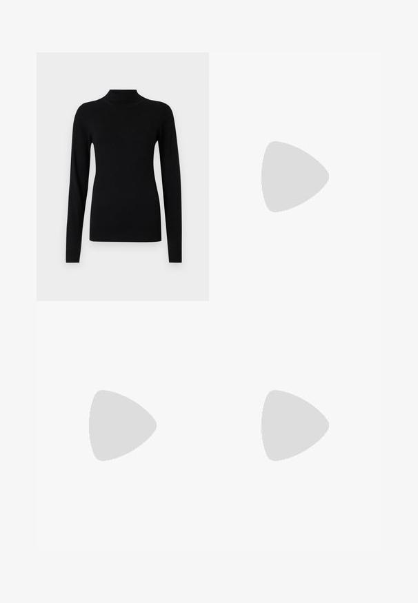 Schwarzer Rollkragenpullover aus glattem, leichtem Stoff. Mit langen Ärmeln und enganliegenden Bündchen, sowie einer Rippstruktur am Saum.; Braune weit geschnittene Hosen aus einem glatten Stoff, mit hoher Taille, vorderen Falten und zwei seitlichen Taschen.; Schwarzer Lackleder-Stiefelette mit spitzer Zehe und einem mittelhohen Blockabsatz. Glatte Textur und minimalistisches Design.; Schwarze Handtasche mit strukturierter Form, glatter Textur und einem metallischen Verschluss. Kombiniert mit weiten schwarzen Hosen und offenen Sandalen auf einem Holzboden.