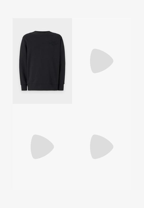 Felpa nera con maniche lunghe, colletto rotondo a costine e logo frontale testurizzato. Realizzata in tessuto morbido, presenta una vestibilità comoda e orli a maniche cuffiate.; Jeans in denim blu chiaro con design a gamba dritta, cinque tasche, chiusura con bottone, leggero sbiadimento e dettagli di cucitura a contrasto.; Sneaker bianco con tomaia in pelle liscia e profilo basso. Presenta una punta arrotondata, sei occhielli e una suola in gomma testurizzata.; Cartella in pelle blu scuro con doppio manico superiore e tracolla removibile. Presenta una finitura texturizzata, cuciture verticali e dettaglio del logo.