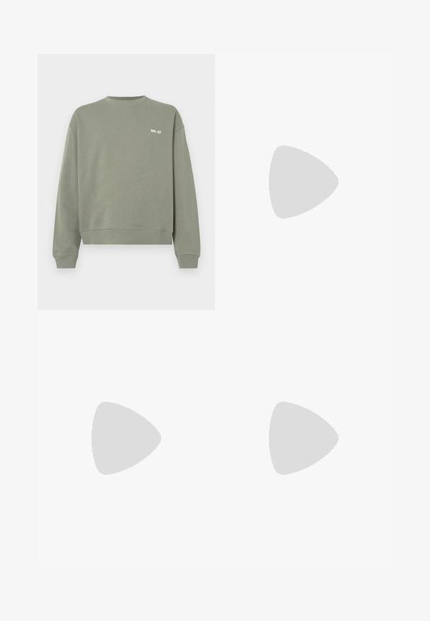 Olijfgroene sweatshirt van katoen, met een ronde hals, geribde manchetten en een klein wit tekstlogo op de borst.; Witte katoenen t-shirt met korte mouwen, met een klein zwart gedrukt logo op de borst en een gekleurde streep aan de binnenkant van de halslijn.; Beige recht gesneden broek met riemlussen, voorknop en ritsluiting, plat weergegeven op een witte achtergrond.; Lichtbeige leren sneakers met platte veters, een gestructureerd oppervlak en een contrasterende crème-kleurige rubberen zool, gecombineerd met zwarte taps toelopende broek.