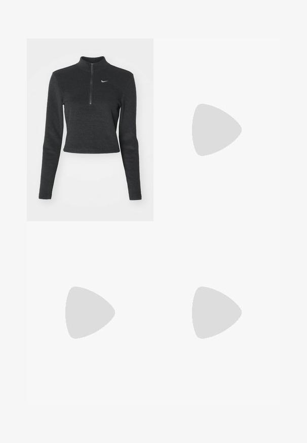 Schwarzer, kurzer Nike-Sweatshirt mit hohem Kragen, langen Ärmeln und einem Frontreißverschluss. Verfügt über ein kleines weißes Nike-Logo auf der Brust. Weiche Textur.; Schwarze Jeans mit lockerer Passform, die Kontrastnähte, zwei Fronttaschen und einen hohen Bund aufweisen. Die Textur ist glatt, mit einem leichten Glanz.; Schwarze Sportschuhe mit einer strukturierten synthetischen Oberseite, ausgestattet mit einer gepolsterten Sohle und einem auffälligen "N"-Logo an der Seite. Das Design umfasst leichte Mesh-Bereiche.; Schwarze, gesteppte Schultertasche mit weicher Textur, getragen von einer Person in einem weißen Grafik-T-Shirt mit fettgedrucktem Text. Lässiges Outfit mit Jeans.