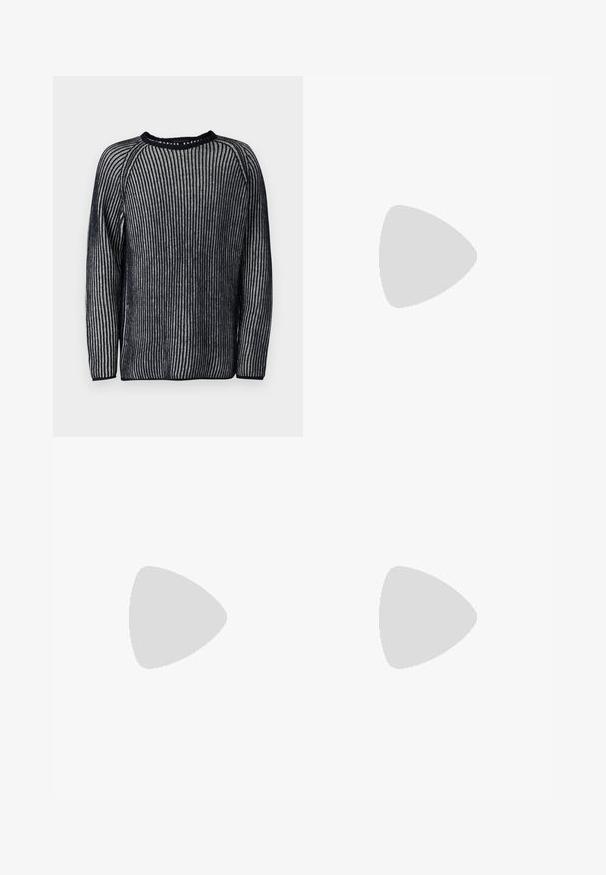 Gehaakte trui met marineblauwe en witte verticale strepen, ronde halslijn en lange mouwen. Kenmerken zijn een geribbelde textuur en raglanontwerp.; Bruine geruite overhemd met lange mouwen en een button-down kraag, met een relaxte pasvorm en een iets gebogen zoom. De stof is gem textuurd.; Zwarte broek van gladde stof, met een rechte snit, twee voorzakken en een ritssluiting met knoopsluiting.; Zwarte leren enkelboot met een gladde textuur, elastische zijpanelen en een trekhaak. Ronde neus en platte rubberen zool met minimale profiel.