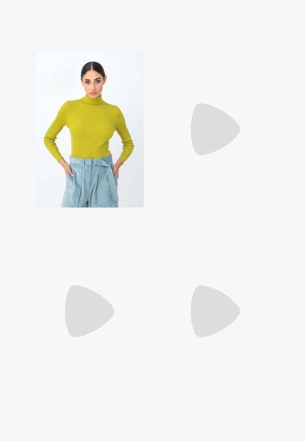 Rebrast pulover s turtleneck ovratnikom v svetlo zeleni barvi, z dolgimi rokavi. Ujemajoče se z visokimi svetlo modrimi hlačami z vezanim pasom.; Beli široki trapezni kavbojke iz denima, ki imajo visok pas, dizajn s petimi žepi in kovinsko zapiranje. Gladka tekstura, brez vzorcev.; Rjave usnjene natikače s ploskim podplatom, ki imajo širok trak in bele geometrijske poudarke za minimalističen dizajn.; Rjava usnjena torba conične oblike, trdni ročaji in kontrastno bela šivanje. Ima snemljiv naramni trak za večjo prilagodljivost.