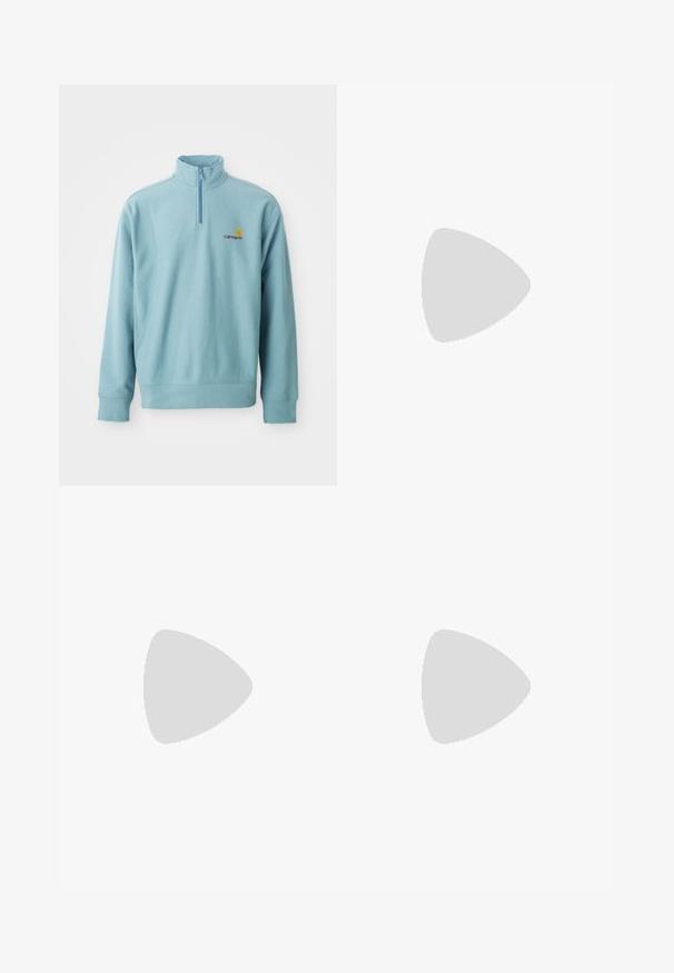 Sudadera de manga larga de color azul claro con cuello de media cremallera y pequeño logotipo de Carhartt en naranja y marrón en el lado izquierdo del pecho.; Camiseta de algodón blanca con mangas cortas, cuello redondo, que presenta un pequeño logo dorado en la parte izquierda del pecho. Textura suave y corte regular.; Jeans de mezclilla azul oscuro con cintura alta, diseño de pierna recta, costuras contrastantes y bolsillos de parche en la parte delantera.; Zapatillas de ante negras con suelas de goma blancas y rayas laterales, combinadas con pantalones cargo verde claro, de pie sobre una superficie oscura texturizada.