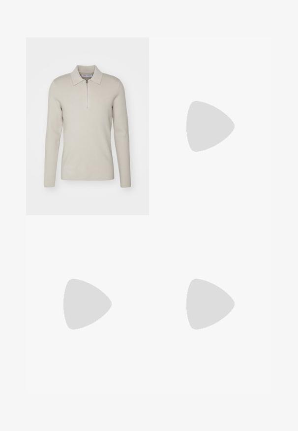 Samsøe Samsøe GUNA HALF ZIP - Svetrík - moonstruck; Svetlomodrá košeľa s dlhým rukávom a tenkými bielymi pruhmi, s koľajovým golierom, prednou vreckom a gombíkovými uzávermi. Hladký bavlnený materiál.; Svetlo modré denimové džínsy so štandardným strihom, zapínanie na gombíky a piatimi vreckami. Vyblednutia viditeľné na stehnách; prišité detaily v oranžovej farbe.; Biele kožené tenisky s textúrovanými prekrytiami, svetlomodrým akcentom a gumovou podrážkou. Šnúrky sú biele; stehy sú viditeľné na manžete.
