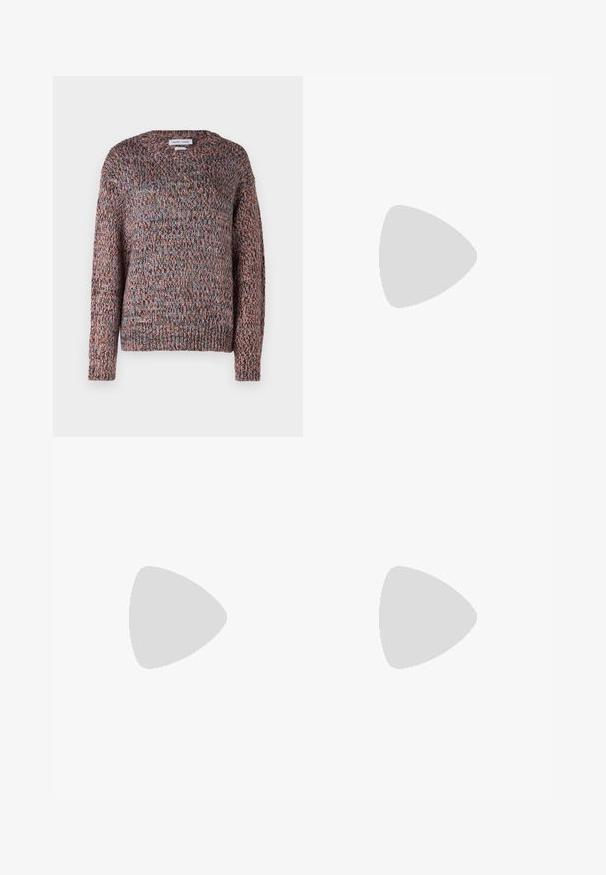 Fleckiger Strickpullover mit rundem Ausschnitt, der aus mehrfarbigen Fäden in Pink-, Blau- und Brauntönen besteht. Gerippte Bündchen und Saum.; Helle blaue weite Jeans aus Denim. Merkmale sind eine hohe Taille, ein Fünf-Taschen-Design und ein Knopfverschluss. Gerader Schnitt mit einem sauberen Saum.; Dunkelbraunes Lederknöchelboot mit elastischen Seitenpaneelen, robuster schwarzer Gummisohle und einer Schlaufe an der Ferse für einfaches An- und Ausziehen. Strukturiertes Oberflächen-Detail.; Braune Leder Schultertasche mit einem lässigen Design, goldenen Beschlägen und kontrastierendem weißen Nähten, gehalten von einer Person in Denim-Kleidung.