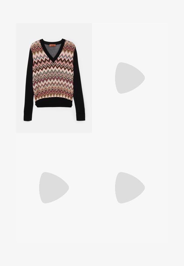 V-veida džemperis ar daudzkrāsu zigzaga rakstu rozā, melnā un brūnā krāsā. Ribinātas piedurknes un apakšmala vienkrāsainā melnā krāsā.; Denim džinsi vidēji zilā krāsā ar taisnu piegriezumu, piecām kabatām, pogu rāvējslēdzēju un vieglu izbalējušu audumu, nodrošinot smalku tekstūras variāciju.; Melnu augsto papēžu sandal (ar potītes siksniņu). Iezīmējas ar struktūru un daudzu krāsu auduma joslu pāri pirkstiem. Gluds ādas apdare.; Melnas krokodila rakstā izgatavota ādas rokassoma ar strukturētu dizainu, augšējo rokturi, regulējamu siksnu un izteiktu priekšējo logotipa detaļu.