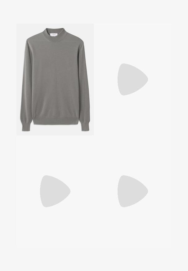 Pulover gri tricotat cu un guler de tip mock, mâneci lungi și curele ribbate. Material texturat cu un model subtil pe întreaga suprafață.; Cămașă albastru deschis cu mâneci lungi, guler ascuțit, nasturi negri și o decupare unică în față pentru un design distinctiv.; Pantaloni bej, cu talie înaltă, dintr-un material texturat. Prezintă picioare late și două pliseuri frontale pentru structură. Finisaj îngrijit, fără accesorii vizibile.; Mocasini din piele neagră cu o textură netedă, vârf rotund și o curea decorativă peste partea superioară. Toc mic, design minimalist.; Geantă de umăr din pânză neagră cu mânere din piele neagră. Design simplu, corp spațios și textură netedă. Fără logo-uri sau modele vizibile.