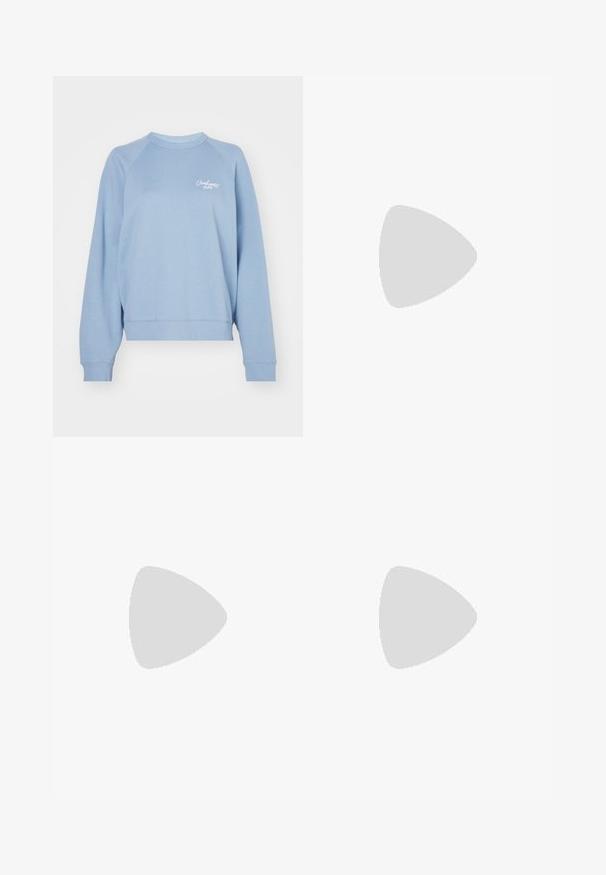 Carhartt WIP SIGNATURE - Sweater - dusty ice/white; Blauwe denim jeans met een ontspannen pasvorm, hoge taille, vijf-pocket ontwerp en stikselaccenten. Voorzien van een knoop- en ritssluiting.; Atletische schoenen met een aflopende roze bovenlaag, zwarte accenten en een dikke zool met zichtbare groene dempingsbellen. Draagt met blauwe denim broek.; Zilveren zonnebril met een slank, wikkelontwerp. Duidelijke lenzen en gestructureerde zwarte accenten op de armen. Lichtgewicht kunststof materiaal.