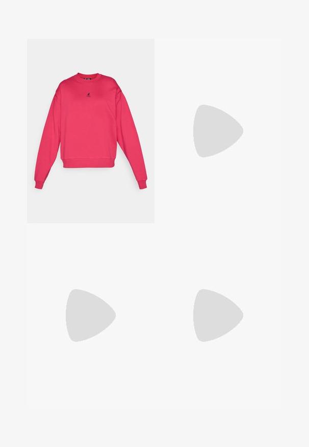 Fuchsiasveter so zúženým výstrihom, spustenými ramenami, rebrovanými manžetami a lemom, s malým čiernym logom na hrudi.; Rozšírené džínsy s dvojfarebným dizajnom, s tmavomodrými a svetlomodrými denimovými panelmi, predným zapínaním na gombík a klasickým štýlom vreciek.; Čierne čižmy po kolená vyrobené z hladkého materiálu, s jemným štýlom ozdobeným cvočkami a strieborným podpätkom. V kombinácii s ružovými saténovými šatami.; Čierna kabelka v tvare polmesiaca s farebnou kvetinovou potlačou a uzlenenými uchami, ktorá má malú kovovú značku v pravom dolnom rohu.