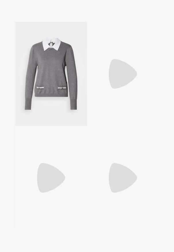 Grauer Strickpullover mit einem weißen Hemd darunter. Verfügt über zwei Taschenakzente mit weißen Zierleisten und silberner Hardware auf der Vorderseite.; ONLY Petite ONLWAUW MID WAIST FLARED - Flared Jeans - medium blue denim; Schwarze flache Sandale mit schmalen, gekreuzten Riemen und einer Schnallenverschlus. Das Design ist minimalistisch mit einer flachen Sohle und quadratischer Zehenpartie.; Silberne Tropfenohrringe mit einem quadratischen Stecker, die eine glatte, polierte Oberfläche und eine Tropfenform aufweisen, die Licht mit einer glänzenden Oberfläche reflektiert.