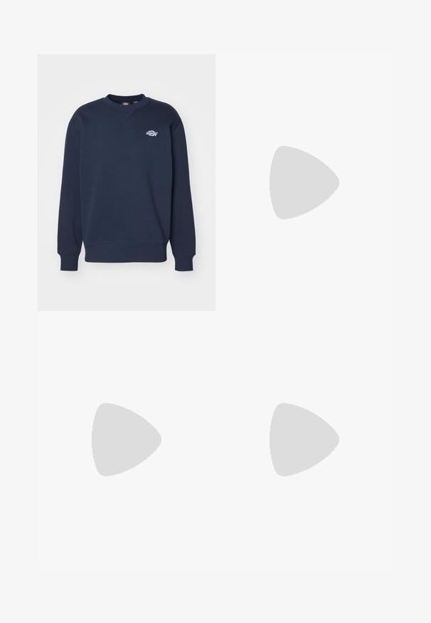 Felpa blu navy realizzata in misto cotone; presenta un collo tondo, maniche lunghe, polsini a coste e un piccolo logo bianco sul petto.; T-shirt in cotone nero della Nike con collo rotondo classico, maniche corte e un logo in rilievo discreto sul petto. Texture liscia.; Pantaloni cargo neri con un design a gamba dritta, dotati di tasche laterali e un tessuto testurizzato. Chiusura con bottone in vita per una vestibilità sicura.; Scarpe sportive nere con tessuto testurizzato e suole in gomma, dotate di lacci elastici e un accento blu sul tallone. Indossate con pantaloni in denim chiaro.