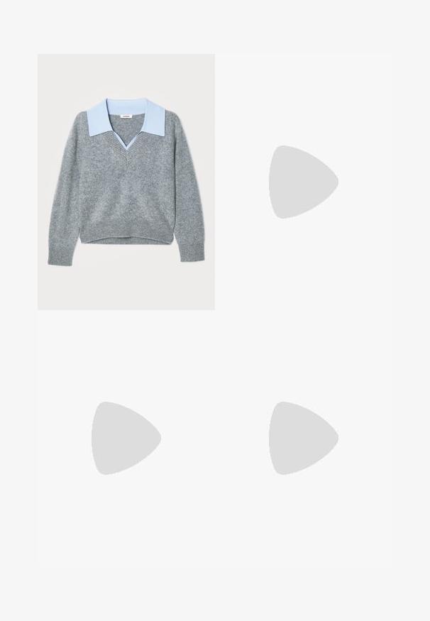 Grå striktrøje med lyseblå kraveindsats, V-hals design, lange ærmer og ribbet kant, med en blød tekstur.; Sorte flared bukser med glat stof, høj talje med to knapper og frontplisseringer, som giver et skræddersyet udseende.; Sort sømbukse med hæl i firkantet form. Glat tekstur, rund tå og syninger langs skaftet.; Sort læderhåndtaske med en glat overdel og en struktureret underdel med præget mønster. Sølv hardware låsemekanisme og aftagelig skulderrem.