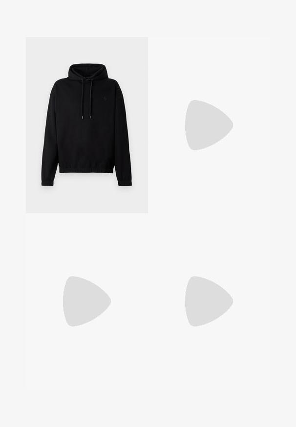 Μαύρο πουλόβερ φούτερ με κουκούλα και κορδόνι, ελαστικούς καρπούς και τελείωμα. Διαθέτει ένα μικρό, τόνο-σε-τόνο λογότυπο στο στήθος. Μαλακή υφή υφάσματος.; Λευκό βαμβακερό πουκάμισο μακρυμάνικο με στρογγυλή λαιμόκοψη, πλαϊνές σχισμές στο κάτω μέρος και λεία υφή, εμφανιζόμενο από πίσω.; Ανοιχτό μπλε τζιν παντελόνι με ευθεία γραμμή, πέντε τσέπες, κλείσιμο με κουμπί, ελάχιστη φθορά και αντίθετες ραφές.; Λευκό αθλητικό παπούτσι με άνω μέρος από λείο δέρμα και χαμηλό προφίλ. Διαθέτει στρογγυλεμένη μύτη, έξι τρυπούλες και υφασμένη καουτσούκ σόλα.