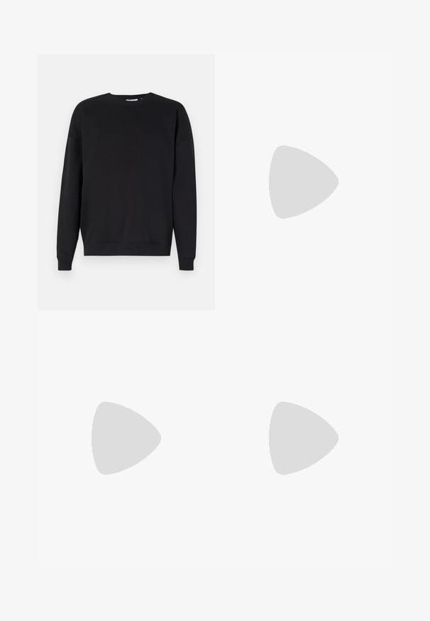 Felpa nera realizzata in tessuto morbido con colletto a giro, spalle drop, polsini a costine e orlo dritto. Nessun motivo o logo visibile.; Pantaloni neri su misura con una vestibilità dritta, realizzati in tessuto liscio. Presentano passanti per cintura e dettagli di piega lungo la parte anteriore.; Sneaker bianche in pelle con finitura liscia, punta arrotondata, lacci piatti e suola texturizzata. Accento in suede grigio sul tallone.; Occhiali da sole trasparenti in plastica con lenti rettangolari marroni, dotati di sottili aste trasparenti e dettagli in metallo sulle tempie.