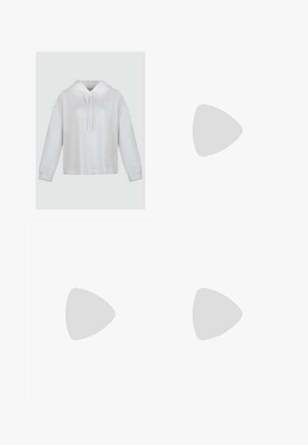 Witte hoodie van zacht materiaal. Voorzien van een trekkoordcapuchon, verlaagde schouders en elastische manchetten. Eenvoudig, minimalistisch ontwerp.; Bordeaux-brode broek met een gladde textuur, voorzien van een zwarte riem in de taille en zijzakken. Tailored ontwerp en comfortabele pasvorm.; Bruine leren sandaal met kruisingen van banden, een enkelgesp-sluiting en een platte zool met minimale stikdetails.; Beige leren schoudertas met een halve maanvorm, een soepele textuur en een enkele gebogen handgreep. Voorzien van een ritssluiting en nette stiksels.