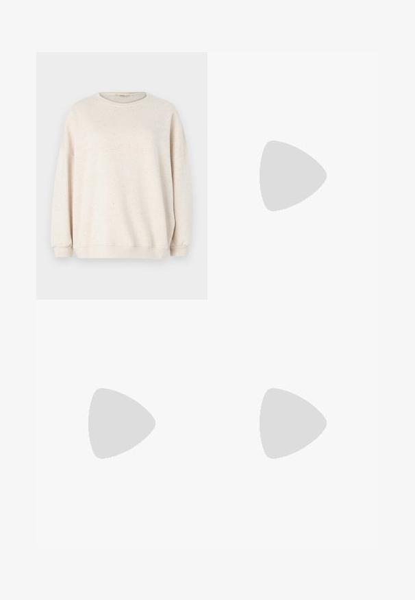 Helles beiges Sweatshirt aus weichem Textil, mit Rundhalsausschnitt, langen Ärmeln und einem gesprenkelten Muster in sanften Farbtönen.; Dunkelblaue, weite Jeans mit hoher Taille, fünf Taschen, Kontrastnähten und silbernem Metallzubehör. Glatte Textur und saubere Verarbeitung.; Schwarze Leder-Ankle Boots mit spitzer Zehenform und Blockabsatz. Glatte Textur, minimalistisches Design und hochgeschnittene Silhouette.; Schwarze, oversized Sonnenbrillen mit ovalen Gläsern, glattem Kunststoffrahmen und goldenen Akzenten an den Bügeln. Die dunklen Gläser bieten Sonnenschutz.