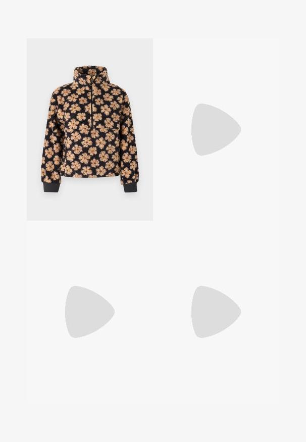 Sudadera deforro polar negra con cuello alto, presenta un patrón floral en beige y marrón. Cuello con cremallera y puños acanalados para un mejor ajuste.; Camiseta negra recortada de algodón, con mangas cortas, escote redondo y un pequeño logo blanco en el lado izquierdo del pecho.; Pantalones vaqueros de pierna ancha hechos de tejido de algodón azul de peso medio. Presentan un diseño clásico de cinco bolsillos y una cremallera con cierre de botón.; Zapatilla de piel blanca con acentos de ante beige, caja de puntera perforada, cordones planos y suela texturizada en color crema. Cuenta con un branding sutil en el talón.