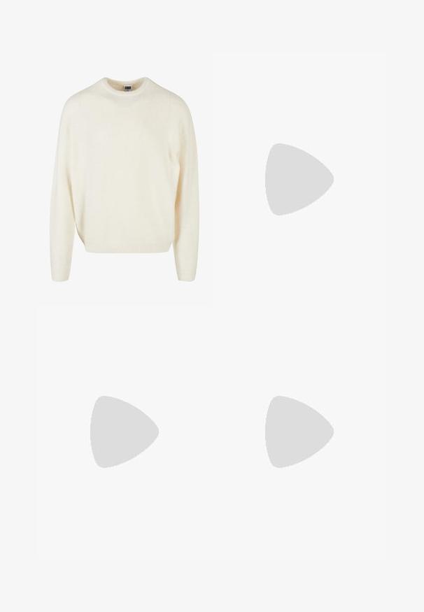 Urban Classics CHUNKY  - Trui - whitesand; Zwarte denim jeans met een losse pasvorm, voorzien van contrasterende witte stiksels, een knoopsluiting en een recht ontwerp.; Zwarte hardloopschoen met een mix van mesh en synthetische materialen, een stevige zool, gebogen ontwerp en prominente branding op de zijkant.; Zwarte schoudertas met een rits hoofdcompartiment, voork pocket, verstelbare strap en een zichtbaar logo op de klep.; Zilveren kettingen met verschillende schakels hangen over een zwart t-shirt en benadrukken de gladde metaaltextuur en het gelaagde ontwerp.