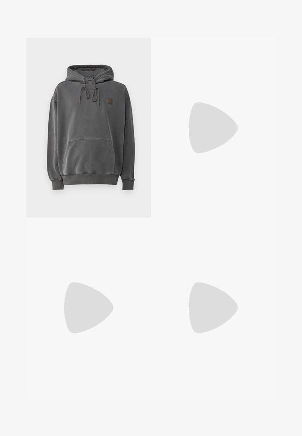 Γκρι hoodie με μπροστινή τσέπη, ρυθμιζόμενους κορδόνια και μια μικρή ετικέτα λογότυπου. Μαλακή υφή και χαλαρή εφαρμογή, με ραμμένες μανσέτες και στρίφωμα.; Λευκό μακρυμάνικο μπλουζάκι από βαμβάκι. Διαθέτει ένα μικρό στρογγυλό πολύχρωμο λογότυπο στο στήθος. Απλός σχεδιασμός με ριπ λαιμό και μανίκια.; Φαρδιά μαύρα τζιν παντελόνια με επεξεργασία σε ξεθωριασμένο γκρι, έχουν μπροστινές τσέπες, κλείσιμο με κουμπί και ελαφριά φθορά στα γόνατα.; Μαύρη σουέτ παντόφλα με ρυθμιζόμενο λουρί, που διαθέτει παχιά μαύρη καουτσούκ σόλα και αντίθετη κίτρινη ραφή κατά μήκος της άκρης.