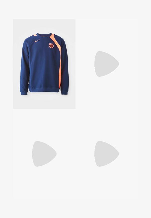 Temno modra sweatshirt s dolgimi rokavi, ki ima oranžne akcentne detajle na ramenih in izrezu. Na prsih je prikazan logotip kluba.; Svijetloplave traperice s ravnim nogavicama, srednjeg struka, pet džepova te zatvaranjem na gumb i munju.; Črne usnjene loafersice s kaširanim naglasom, z debelim črnim podplatom in rumenim šivom ob robu. Teksturirana površina.; Tri-slojni srebrni kovinski ogrlica z elegantnimi, fleksibilnimi verigami z rahlim leskom, varovana z zaponko s katero se zaključi in nastavljivo verigo.
