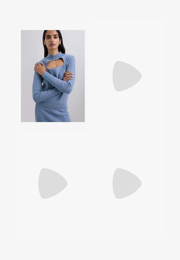 Pull en tricot bleu clair avec un col montant, présentant une découpe rectangulaire et trois boutons décoratifs. Design en tricot torsadé texturé.; Pantalons larges noirs avec une texture lisse, présentant des plis sur le devant et un design ajusté. Le tissu est léger et fluide.; Botte en cuir noir, montante jusqu'au genou, avec un bout pointu et un design minimaliste. Texture lisse et semelle plate, présentant des détails de couture discrets sur les côtés.; Sac à main en cuir noir avec une texture lisse, au design structuré, doté de deux poignées et d'un détail en métal argenté au centre.