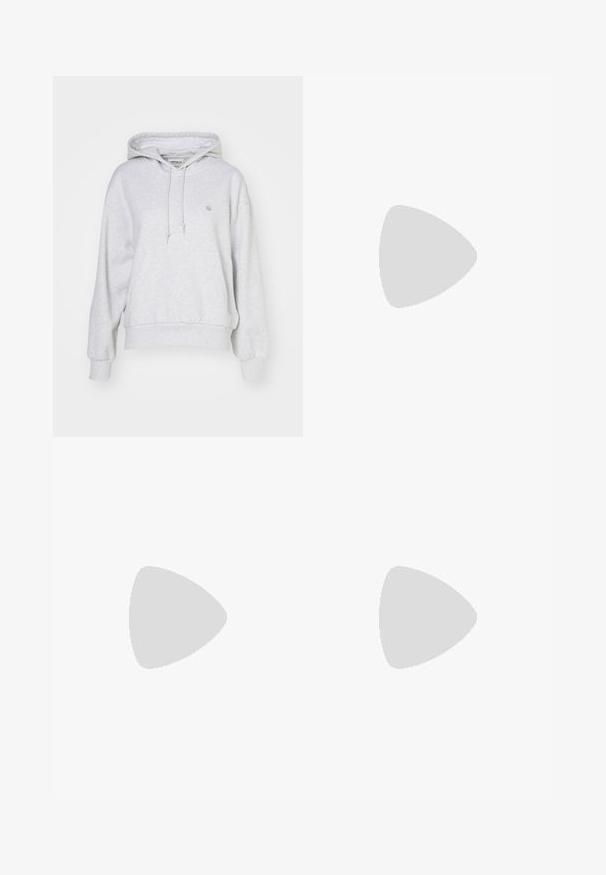 Carhartt WIP HOODED CASEY - Sweatshirt - ash heather/silver; Dunkelblaue Denim-Jeans mit hoher Taille, geradem Bein, vorderem Knopfverschluss und Seitentaschen. Glatte Textur mit leichtem Stretch.; Weiße und silberne Nike-Sneaker aus Mesh-Gewebe, mit reflektierenden Akzenten und einer beigen Sohle. Getragen mit schwarzen Socken und stehend auf einer blauen Fläche.; Silberne Creolen mit einer glatten, polierten Oberfläche. Runder Form und sicherem Klickverschluss. Leichtes Design, geeignet für den täglichen Gebrauch.