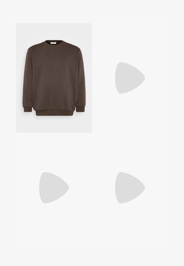 Jack & Jones JJEBRADLEY CREW  - Bluză de molton - mulch; Pantaloni negri cu un design drept, fabricați dintr-un material neted. Au plisse în față și un sistem de închidere cu un singur buton la talie.; Loafers negre din piele cu o finisare netedă, având o curea decorativă și cusături contrastante, asortați cu pantaloni bej.; Geantă crossbody rectangulară neagră, realizată din material texturat, cu un sistem de închidere din hardware argintiu și o curea ajustabilă cu brand.