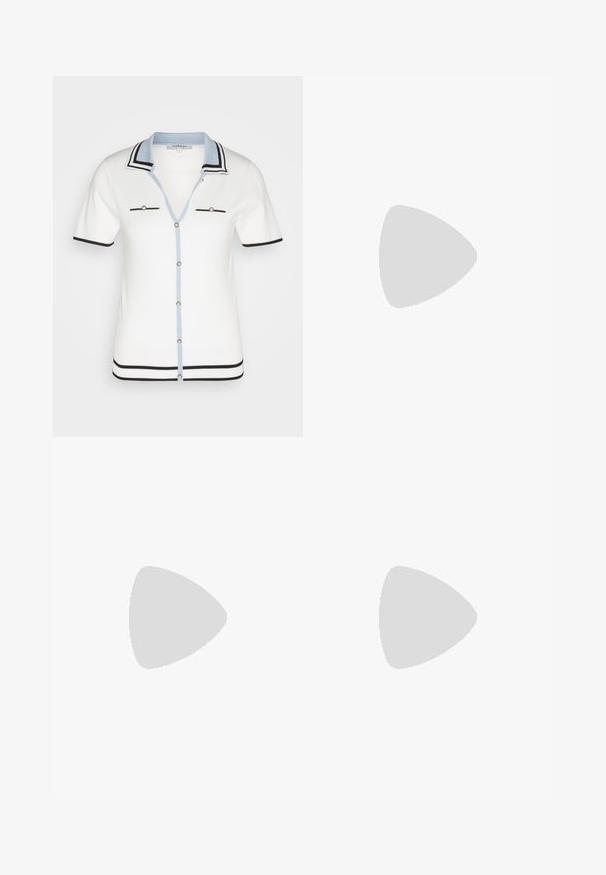 Cardigan blanc à manches courtes avec un col bleu, des accents noirs, deux poches poitrine avec boutons et une fermeture frontale boutonnée.; Pantalons larges noirs à taille haute, avec des détails de boutons à la taille et des plis sur le devant.; Escarpins slingback en cuir verni noir avec un embout pointu, un design à découpes arrondies et un talon carré. Présente un accent de boucle en ton doré.; Sac à main noir à la forme structurée, texture lisse et fermoir métallique. Associé à un pantalon noir ample et des sandales ouvertes sur un sol en bois.