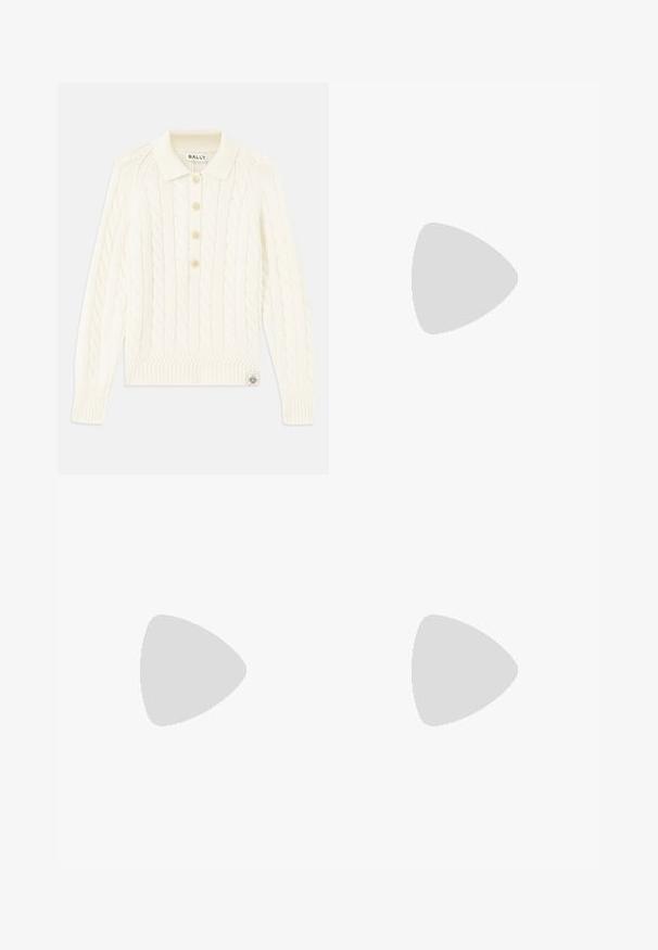 Suéter de punto trenzado crema con cuello tipo polo, placket de cuatro botones, puños de canalé y un pequeño parche de logo en el dobladillo.; Falda de ante marrón con una clásica forma de A, dos bolsillos frontales con solapas redondeadas y detalles de costura sutiles.; Botín de cuero marrón hasta el tobillo, con punta cuadrada, acabado texturizado y un tacón bajo apilado. Presenta una pestaña trasera y detalles de costura sutiles.; Bolso de cuero marrón con estampado de cocodrilo, de forma cilíndrica, con herrajes en tono dorado y una correa desmontable con tachuelas.