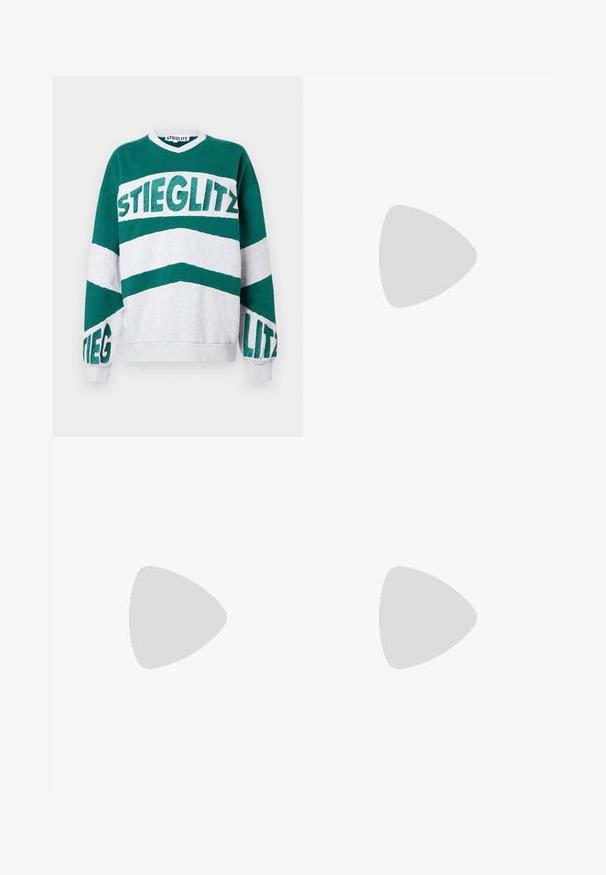 Zöld és szürke, túlméretezett pulóver V nyakkal, amelyen vastag, texturált betűkkel szerepel a "STIEGLITZ" felirat a mellkason és az ujjakon.; Fekete, bővített szárú farmernadrág, oldalán rojtos hímzett grafikával és hagyományos öt zsebes kialakítással.; Fekete bőr slingback cipő hegyes orral, dekoratív pántokkal, fém szemekkel és alacsony blokk sarkú. Texturált felület.; Fekete bőrtáska ezüstlánc pánttal, díszes szárnyakkal és fehér varrással az alsó varrat mentén.