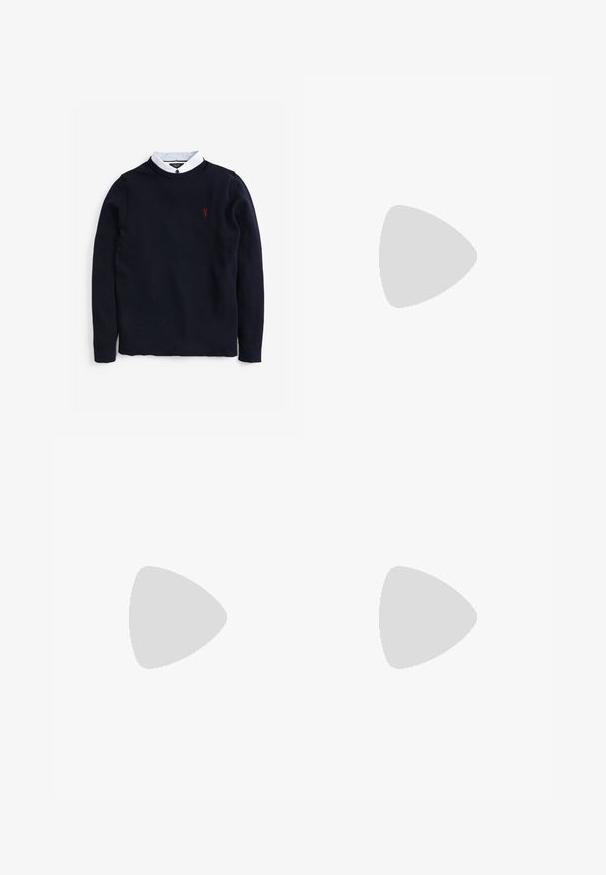 Granatowy sweter z teksturowanym splotem, z białą koszulą włożoną na dół i małym czerwonym logo na klatce piersiowej.; Niebiesko-biała, w paski, koszula z długim rękawem, wykonana z bawełny, z kołnierzykiem zapinanym na guziki, guzikami z przodu oraz małym haftowanym logo na klatce piersiowej.; Beżowe spodnie o gładkiej fakturze, prostym kroju, z dwiema tylnymi kieszeniami z guzikami i standardowym pasem.; Granatowe zamszowe sneakersy o niskim profilu, okrągłym nosku i kontrastowej beżowej gumowej podeszwie. Posiadają tonacyjne sznurowadła oraz miękką tekstylną wyściółkę.