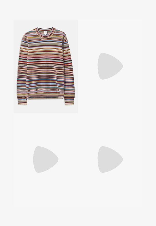 Prúžkovaný sveter s okrúhlym výstrihom, vyrobený z textúrovanej látky s viacfarebnými horizontálnymi prúžkami v červenej, modrej, žltej a hnedej farbe.; Dvoje čiernych bavlnených tričiek s krátkymi rukávmi, okrúhlym výstrihom a hladkou textúrou, vystavených naskladaných spolu.; Béžové nohavice s širokými nohavicami z bavlny, s vysokým pásom, prednými vreckami a zapínaním na gombík vpredu. Hladká textúra s čistými švami.; Tyrkysové semišové členkové topánky s čiernym polstrovaným golierom, zlatými kovovými očkami, bielym prešívaním a robustnou gumovou podrážkou s výraznými drážkami.