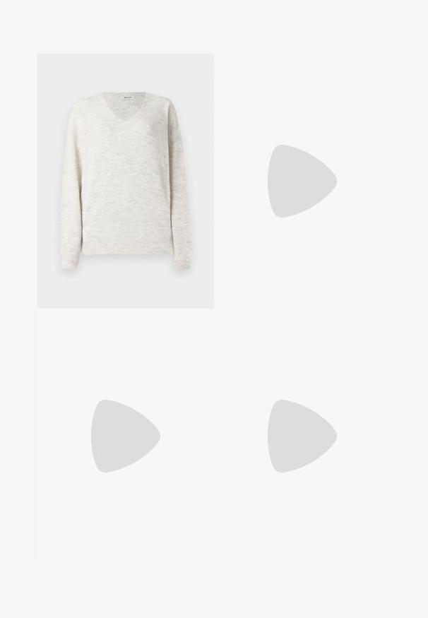 Maglione a maglia con scollo a V in beige chiaro con una finitura morbida e testurizzata. Presenta maniche lunghe e polsini e orlo a coste per un look aderente.; Noisy May NMJANNEL LOOSE - Jeans baggy - black denim; Scarpe in pelle nera con punta arrotondata, tacco spesso a blocco e accenti laterali in elastico, abbinate a collant scuri e una gonna nera con uno spacco.; Orecchini a cerchio in argento con un design minimalista. Forma circolare, superficie liscia e profilo sottile. Leggeri con una finitura lucida.