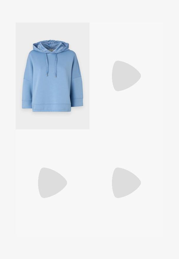 Gaiši zila kapuce ar vienkāršu šņuķi, vaļīga piegriezuma, īsām piedurknēm un gludu, mīkstu tekstūru. Iezīmē minimālas šuves un sudraba akcentus.; Melni, platajā kājā bikses ar elastīgu jostasvietu un regulējamu saiti. Izgatavotas no gludas, vieglas auduma bez redzamām rakstām.; Bālti rozā siksniņu dzīvokļi ar smailu purngalu, izgatavoti no gludas ādas līdzīgās materiāla. Iezīmē izgriezumu detaļas sānos un platu papēdi.; Balta ādas rokassoma ar strukturētu dizainu, kurai ir magnētiska aizdare un plecu josta, parādīta uz neitrāla fona.