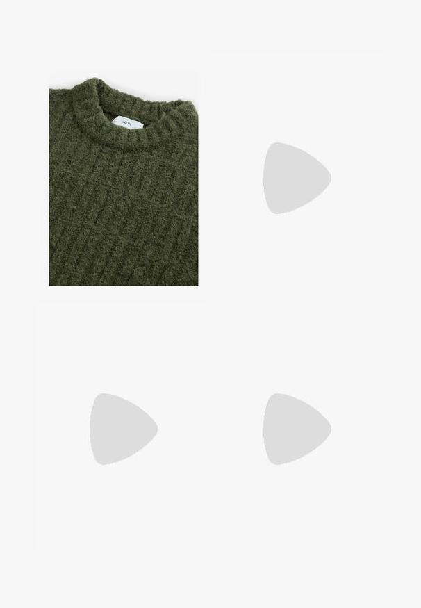 Maglione verde lavorato a maglia con collo alto, superficie texturizzata e sottili righe verticali. Presenta un'etichetta cucita sul colletto.; Pantaloni cargo neri con un elastico in vita, due tasche laterali e un logo discreto sulla coscia sinistra. Realizzati in un tessuto leggero.; Sneaker bianco e nero con tomaia in suede e pelle, caratterizzati da tre strisce bianche, punta perforata e suola in gomma naturale.; Occhiali da sole neri rettangolari con lenti scure. Montatura in plastica con una finitura lucida, caratterizzati da un ponte ampio e braccia leggermente affusolate.