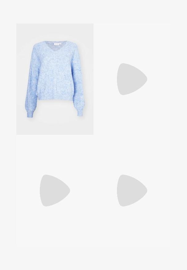 Hellblauer V-Ausschnitt-Pullover mit strukturiertem Kabelstrickmuster, langen Ärmeln und gerippten Bündchen. Weiches, leichtes Material mit lässiger Passform.; Drei langärmelige Oberteile gestapelt: schwarz, grau und weiß. Jedes hat einen runden Halsausschnitt und ein kurzes Design aus glattem, leichtem Stoff.; Schwarze, weit geschnittene Hose aus dehnbarem Stoff, mit hohem Bund und ausgestellten Säumen sowie seitlichen Schlitzen für zusätzliche Bewegungsfreiheit.; Graue Wildledersneaker mit weißen Schnürsenkeln, schwarzen Streifen und einer weißen Gummisohle. Merkmale sind ein kreisförmiges Logo auf der Zunge und eine Gummisohle.