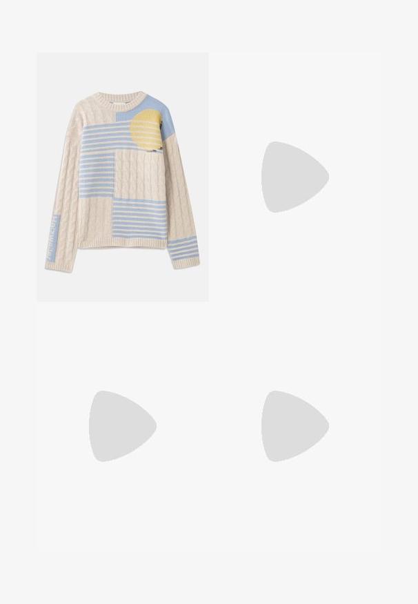 Beige gestrickter Pullover mit Kabelstrickstruktur, blauen und gelben gestreiften Mustern, Rundhalsausschnitt und gerippten Bündchen und Saum.; Schwarze Weite Hosen aus glattem Stoff. Besitzt einen Knopf- und Reißverschluss, zwei Fronttaschen und einen sauberen Saumabschluss.; Schwarzer geflochtener Slipper mit einem glatten Lederakzent im Obermaterial, einem runden Zehendesign und einer flachen Gummisohle.; Schwarze Leinenshoppingtasche mit zwei Griffen, flachem Oberteil, strukturierten Oberflächen und einem kleinen, geprägten Logo auf der Vorderseite.