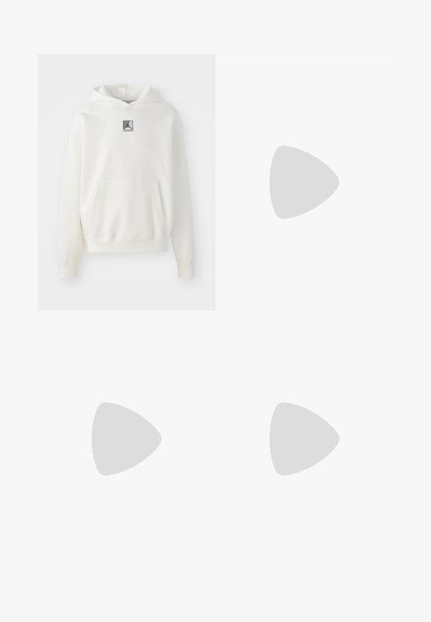 Felpa bianca con cappuccio realizzata in tessuto morbido. Presenta una tasca frontale centrale e un'etichetta con logo grigio sul petto. Vestibilità comoda con polsini a coste.; Maglietta bianca in cotone con maniche corte, scollatura rotonda, vestibilità comoda e senza loghi o motivi visibili. Texture liscia e design minimale.; Pantaloni jogger neri realizzati in tessuto morbido, dotati di una vita elastica con coulisse, polsini a costine e un piccolo logo sulla coscia sinistra.; Sneakers in pelle bianca con perforazioni, punta rotonda, suola piatta e lacci spessi, con logo swoosh visibile e "AIR" sul tallone.