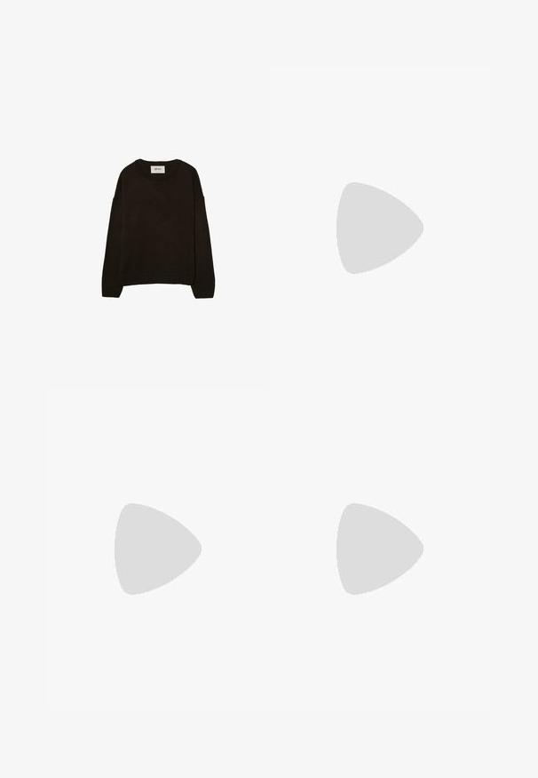 Pull en tricot marron foncé avec un col rond, des épaules tombantes, des poignets et un ourlet côtelés, présentant une texture douce et une coupe décontractée.; Jean en denim bleu clair avec une coupe décontractée, présentant des déchirures et des trous effilochés à l'avant, ainsi qu'un design standard à cinq poches.; Stradivarius Sandales tongs - brown; Lunettes de soleil style œil de chat avec une monture en écaille de tortue noire et orange, verres marron et pointes effilées et élégantes. Présente un logo minimaliste sur la branche.