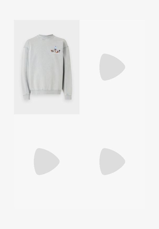 Světle šedá mikina s žebrovaným výstřihem a manžetami, s vyšitým grafikou osoby, která venčí několik psů.; Tmavě modré džíny z denimu se střihem do rovného nohavice, obsahující pět kapes, zapínání na knoflík a kontrastní švy.; Bílé tenisky se semišovými prvky, kulatou špičkou, plochými tkaničkami a krémovou gumovou podrážkou. Na patě mají zelené logo.; Černá kožená kabelka na rameno s hladkým povrchem, obdélníkovým tvarem a dlouhým popruhem; na středu má malé bílé logo.