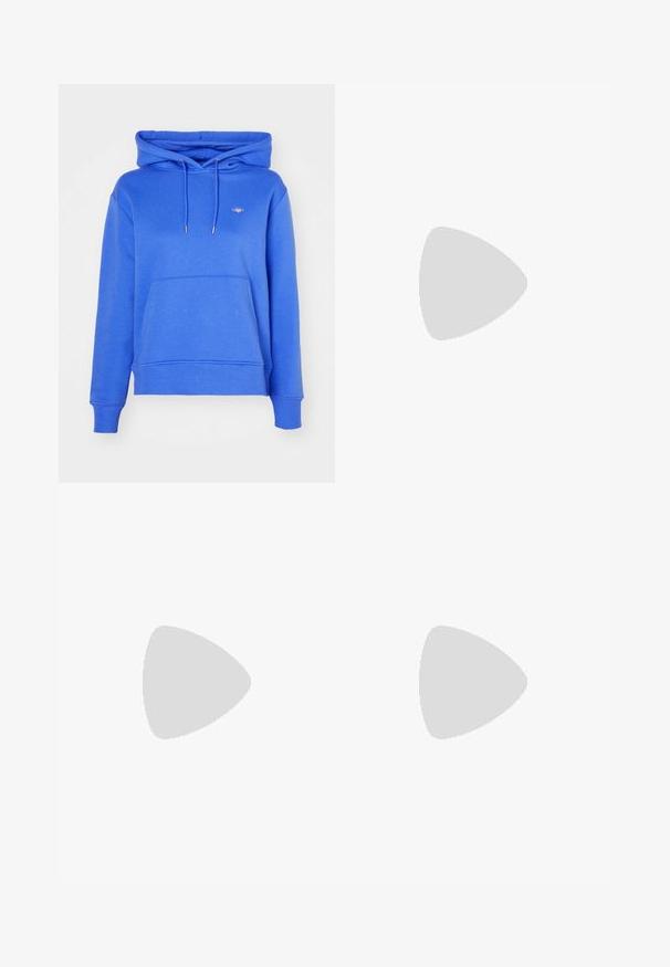 GANT SHIELD HOODIE - Mikina - greece blue; Denimová tkanina v tmavomodrej farbe s textúrovaným povrchom. Obsahuje okrúhle, látkou potiahnuté gombíky pozdĺž okraja a diagonálny šev.; Čierna sukňa po kolená vyrobená z ľahkej tkaniny s voľným strihom. Obsahuje hladkú textúru a jemné záhyby pre dodatočný detail.; Svetlomodré semišové tenisky s bielymi koženými pruhmi, hnedou štruktúrovanou podrážkou a zlatým logom. Nízky strih s okrúhlou špičkou.; Modrá lakovaná kabelka s zakriveným tvarom, čiernym lemovaním a trojuholníkovým kovovým detailom loga. Obsahuje jedno ramenné popruhy.
