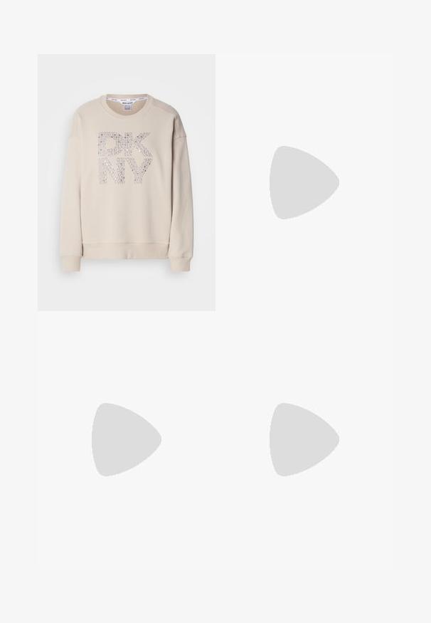 Sweatshirt bege com gola redonda e mangas longas. Apresenta um logótipo "DKNY" brilhante feito de strass na parte da frente. Textura suave.; Jeans de perna larga azul escuro em tecido de denim com alta cintura, apresentando costura laranja, design de cinco bolsos e fecho de botão.; Sapatilhas brancas de cano baixo com aba preta no calcanhar, sola tipo plataforma, cordões e logo "CK" da Calvin Klein na lateral.; Brincos em argola prateados com um design texturizado que apresenta sulcos verticais. Forma circular com um fecho de segurança. Acabamento suave.