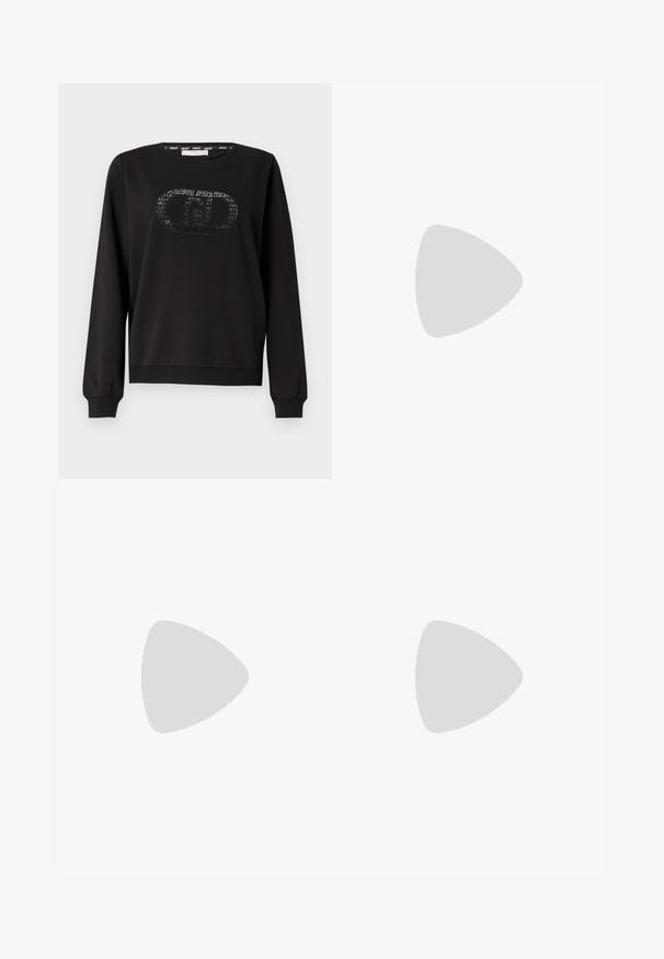 Felpa nera in cotone con maniche lunghe. Presenta un logo testurizzato al centro e un collo rotondo. Tessuto morbido al tatto.; Gonna bianca plissettata con elastico nero in vita che presenta il logo "LACOSTE". Design di lunghezza media con texture morbida.; Sneaker bianchi in pelle con suola spessa bianca, accento in suede nero sul tallone e logo impresso sul lato. Design con lacci e sei fori per i lacci.; Occhiali da sole oversize neri dalla forma geometrica, con lenti scure e un dettaglio grigio a contrasto sulla montatura. Logo sul braccio.